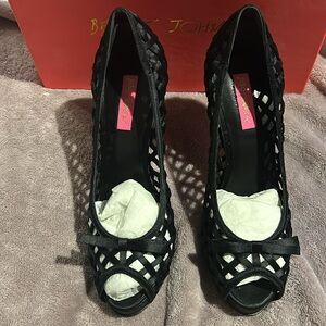 Betsey Johnson Black Lattice Ribbon Pump sz 8